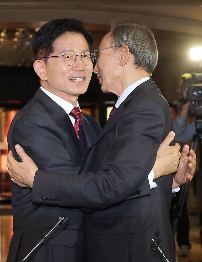 오찬 회동 만나 포옹하는 김문수 후보와 이명박 전 대통령. 연합뉴스