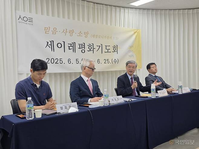 정일웅 *** 목사가 27일 서울 종로구 평화한국 사무실에서 열린 제19회 세이레평화기도회 기자간담회에서 주제 해설을 하고 있다.