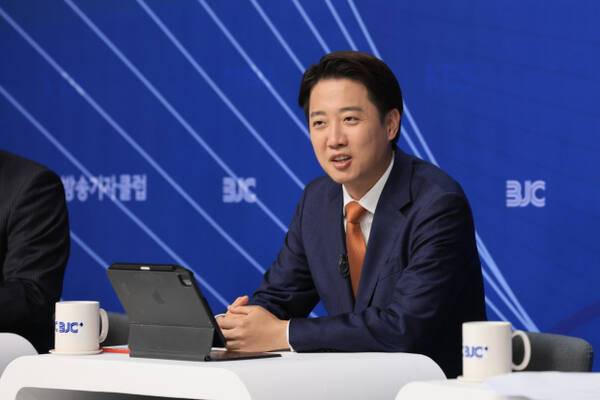 지난 26일 개혁신당 이준석 대선 후보가 서울 양천구 한국방송회관에서 열린 한국방송기자클럽 초청 토론회에서 참석자들과 대화를 나누고 있다. 연합뉴스