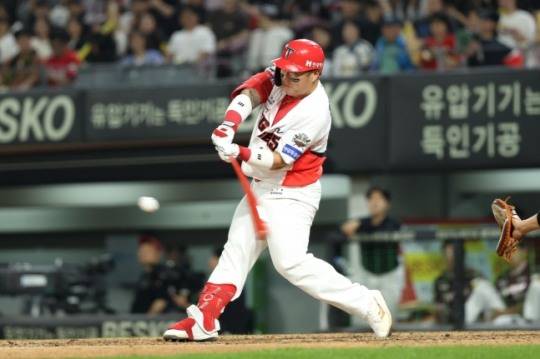 홈런을 치는 KIA 타이거즈의 최형우