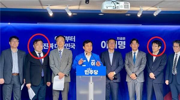 ▲고재학(오른쪽 강조표시) 전 뉴스버스 기자와 김홍국 전 TBS교통방송 보도국장(왼쪽 강조표시)이 지난 16일 서울 여의도 민주당사에서 이재명 후보 지지선언 기자회견에 동참하고 있다. 사진=더불어민주당 총괄특보단