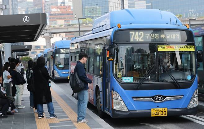지난 12일 서울 중구 서울역버스환승센터에서 시민들이 버스를 이용하고 있다. 서울을 비롯한 전국 모든 버스 노조가 이날 조정신청을 낸다. 서울, 인천, 부산 등 전국 22개 지역 전국자동차노동조합연맹 산하 시내버스 노조는 노사교섭 결렬시 28일 동시 총파업을 진행한다고 밝혔다. /사진=(서울=뉴스1) 박세연 기자