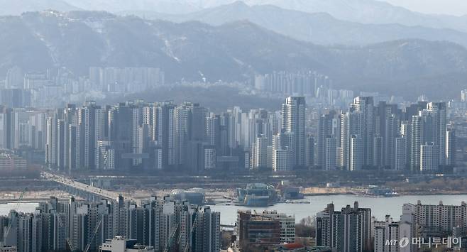 (서울=뉴스1) 김성진 기자 = 지난 1월 서울 전체 아파트 평균 가격이 역대 최고치를 찍었다. 강남권과 한강벨트 같은 '1급지' 지역의 가격 상승이 전체 아파트 가격을 끌어올린 것으로 보인다. 2일 부동산R114가 서울 25개 자치구 아파트 155만 가구의 평균 가격을 조사해 보니 지난 1월 서울 아파트 평균 가격은 13억 8289만원으로 집계됐다. 기존 최고가인 2022년 5월의 13억 7532만원보다 0.55% 더 오른 것이다. 사진은 3일 서울 중구 남산에서 바라본 서초·강남권 아파트 일대. 2025.3.3/뉴스1 Copyright (C) 뉴스1. All rights reserved. 무단 전재 및 재배포, AI학습 이용 금지. /사진=(서울=뉴스1) 김성진 기자