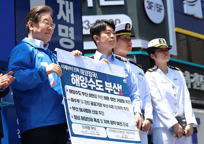 이재명 더불어민주당 대선 후보가 "HMM을 부산으로 옮기겠다"며 HMM 본사 이전 추진 의지를 재확인했다. 사진은 이재명 더불어민주당 대통령 후보가 민주당 험지로 꼽히는 부산·경남(PK) 지역 유세에 나선 지난 14일 부산 부산진구 서면을 찾아 권기흥 에이치라인해운해상직원노조 위원장과 해양수도 부산 협약서에서 만난 모습. /사진=뉴스1