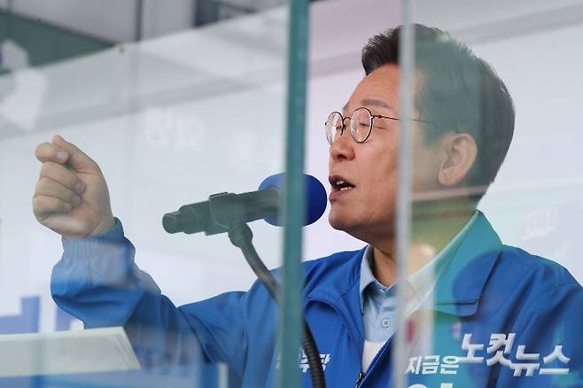 더불어민주당 이재명 대통령 후보가 26일 경기 수원 영동시장 앞에서 열린 집중유세에 참석, 유권자들의 지지를 호소하고 있다. 수원=류영주 기자