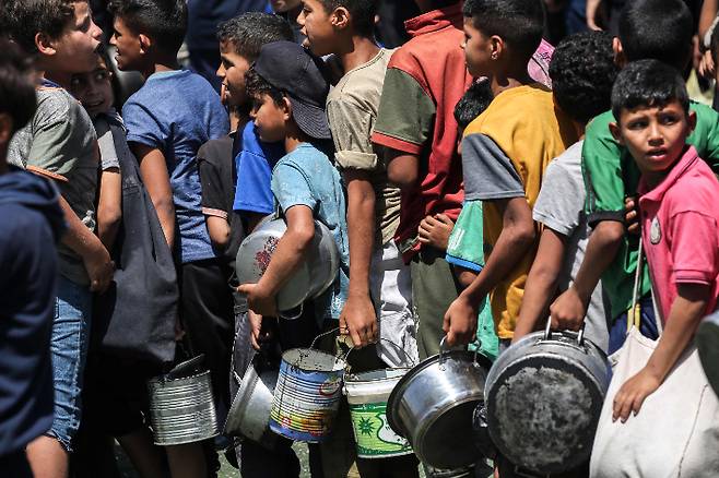 배식 기다리는 가자지구 어린이들. 연합뉴스