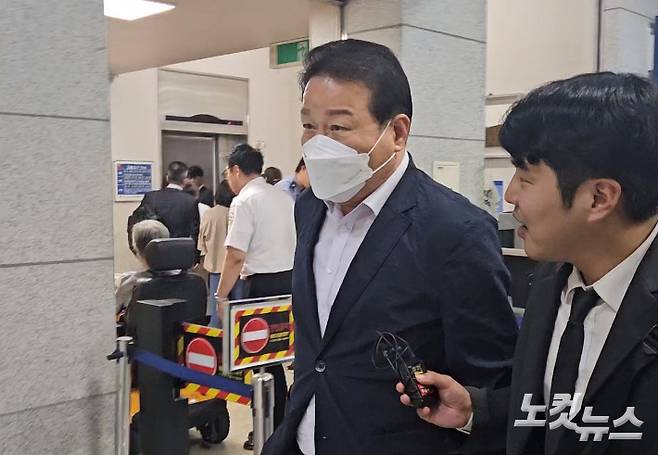 정치자금법 위반 혐의로 기소된 김진홍 부산 동구청장이 1심 선고 직후 법정을 빠져나가고 있다. 김혜민 기자