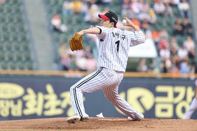 LG 우완 임찬규가 27일 한화와 홈 경기에 선발 등판해 역투하고 있다. LG