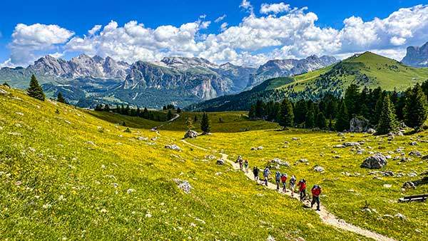 사쏘 룽고의 허리를 돌아가면 마주하는 초원길. 목장과 꽃밭이 이어지는 길은 조망도 뛰어나고 걷기에도 부담 없다.