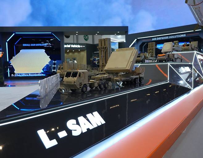 한화시스템이 지난 2월 UAE 아부다비에서 열린 IDEX 2025에 전시한 장거리 지대공 유도무기체계 L-SAM 다기능레이다(MFR)의 모습.