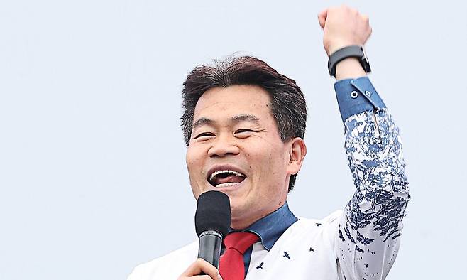 전한길 한국사 강사가 지난 3월15일 경북 구미시 구미역 앞에서 열린 세이브코리아 주최 윤석열 대통령 탄핵 반대 집회인 국가비상기도회에서 발언하고 있다. 구미=연합뉴스