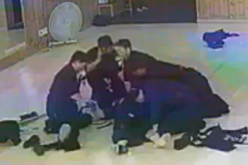 검도장에서 대련하던 40대 남성이 의식을 잃고 쓰러지자 관원들이 휴대전화로 119구급상황관리센터 지도를 받으며 심폐소생술을 시도하고 있다. 전북소방본부 제공