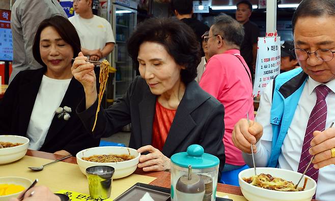 국민의힘 김문수 대선후보의 배우자 설난영 여사(오른쪽)가 27일 전남 순천 아랫장을 찾아 상인들과 자장면을 먹고 있다. 순천=뉴시스