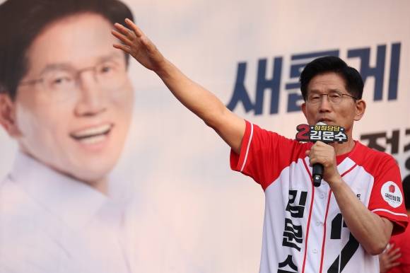 노원·도봉·강북 집중유세 나선 김문수 후보 - 국민의힘 김문수 대선 후보가 26일 서울 도봉구 방학사거리에서 집중유세를 하고 있다. 2025.5.26 연합뉴스