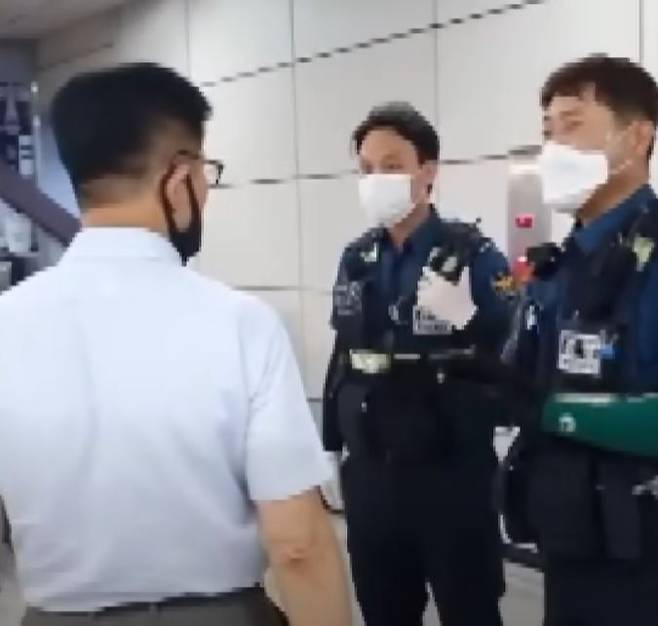 김문수 후보가 2020년 8월17일 자신의 페이스북에 올린 영상 캡처. 영상에서 김 후보는 코로나19 자가격리 협조를 요청한 경찰을 향해 “내가 국회의원 3번했어”라며 소리쳤다. ⓒ김문수 후보 페이스북 영상 캡처