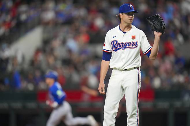 텍사스 디그롬이 27일 토론토전에서 1회초 바쇼에게 솔로홈런을 맞은 뒤 새 공을 받으려 하고 있다. AP연합뉴스