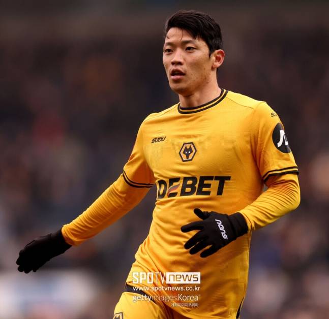 ▲ 울버햄튼의 전력이 막강하지 않다는 점에서 황희찬의 결정력에 더욱 큰 호평이 더해졌다. 울버햄튼은 최고의 활약을 펼친 황희찬을 지키기 위해 2028년까지 재계약을 체결하며 이탈에 대비했다. 이러한 활약 덕분에 마르세유의 관심이 이어지기도 했다.