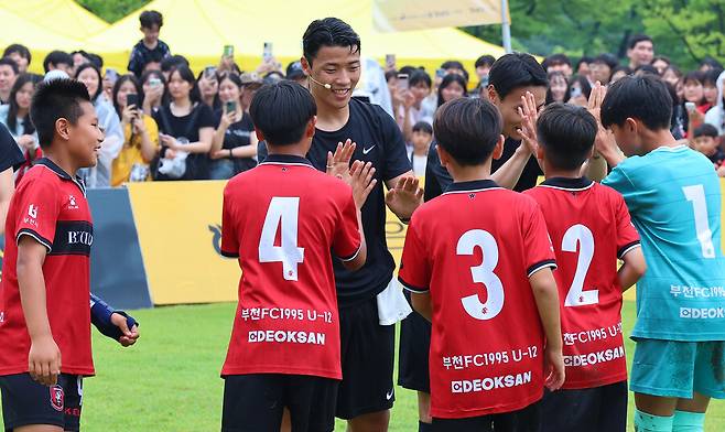 ▲ 황희찬이 자신의 이름을 딴 \'황희찬 풋볼 페스티벌\'을 22일 경기도 부천시청 잔디 마당에서 열고 어린이들에게 직접 기술을 가르치는 선생님으로 변신했다. ⓒ연합뉴스