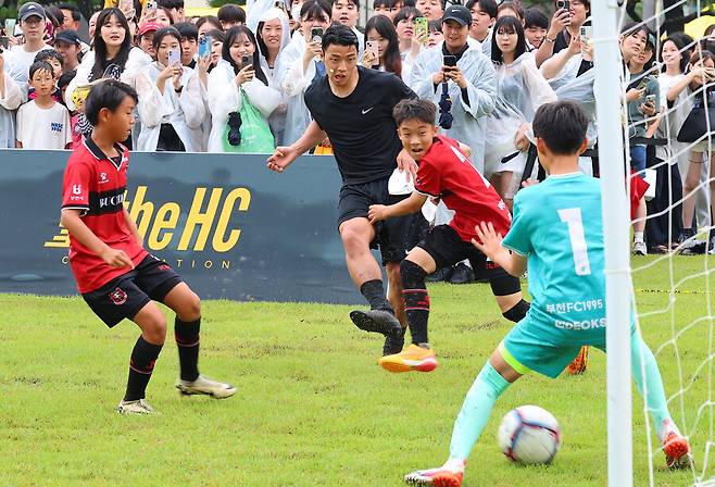 ▲ 황희찬이 자신의 이름을 딴 \'황희찬 풋볼 페스티벌\'을 22일 경기도 부천시청 잔디 마당에서 열고 어린이들에게 직접 기술을 가르치는 선생님으로 변신했다. ⓒ연합뉴스