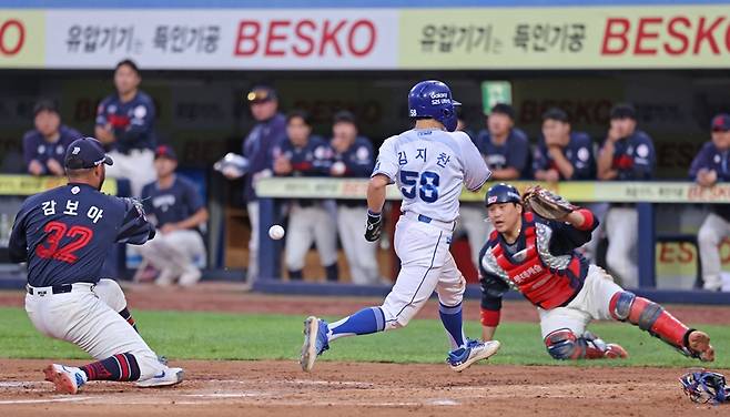 ▲ 김지찬이 발로 롯데 자이언츠 선발투수 알렉 감보아를 무너트렸다 ⓒ 삼성 라이온즈