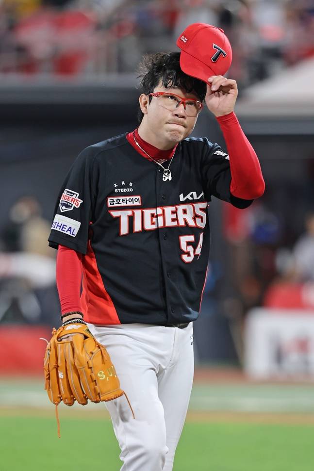 마운드를 내려오며 KIA 팬들에게 인사하는 양현종. /사진=KIA 타이거즈