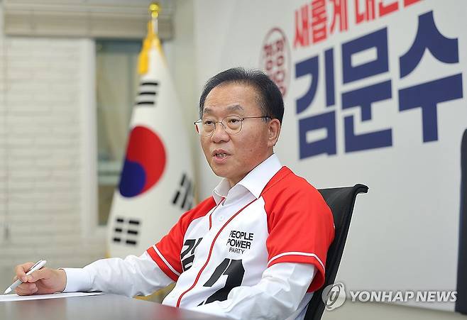 윤재옥 총괄본부장, 연합뉴스 인터뷰 (서울=연합뉴스) 류영석 기자 = 국민의힘 윤재옥 총괄선대본부장이 서울 여의도 국민의힘 당사에서 연합뉴스와 인터뷰를 하고 있다. 2025.5.27 ondol@yna.co.kr