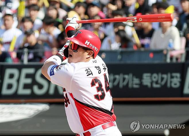 안타 치는 최형우 (광주=연합뉴스) 조남수 기자 = 18일 광주 기아챔피언스필드에서 열린 프로야구 두산 베어스와 KIA 타이거즈의 경기. KIA 최형우가 5회말에 2사 2루에서 안타를 때리고 있다. 2025.5.18 iso64@yna.co.kr