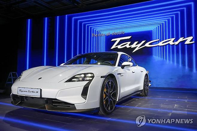 신형 타이칸 공개한 포르쉐 (서울=연합뉴스) 서대연 기자 = 22일 오전 서울 용산구 그랜드 하얏트 호텔에서 포르쉐코리아 신형 타이칸이 공개되고 있다. 2024.8.22 dwise@yna.co.kr