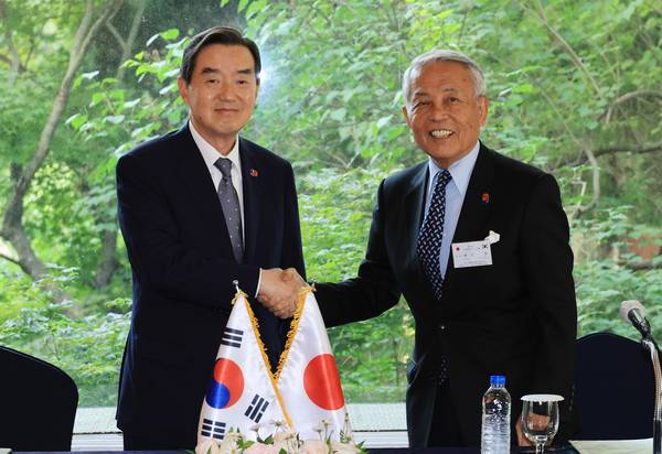 김윤 한일경제협회 회장(왼쪽)과 아소 유타카 일한경제협회 부회장이 28일 서울 시내 한 호텔에서 제57회 한일경제인회의 공동성명 채택 기자회견을 하기에 앞서 악수하고 있다. 2025.5.28 /연합뉴스