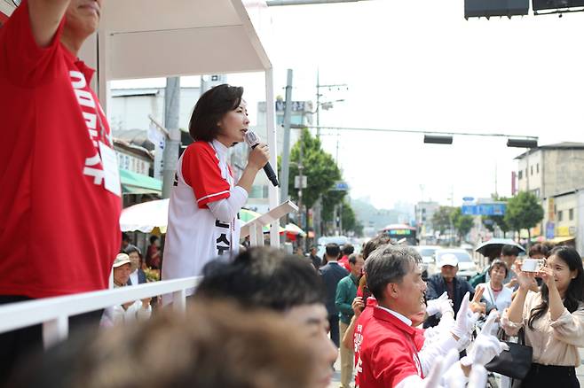 국민의힘 나경원 공동선대위원장이 28일 경북 안동 중앙신시장 앞에서 유권자들을 향해 김문수 대선 후보의 지지를 호소하고 있다.