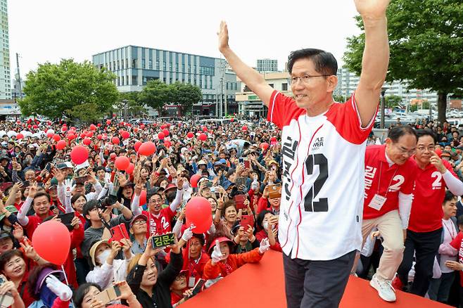 국민의힘 김문수 대선 후보가 28일 경북 영천역 광장에서 유세하고 있다. (사진 = 연합뉴스)