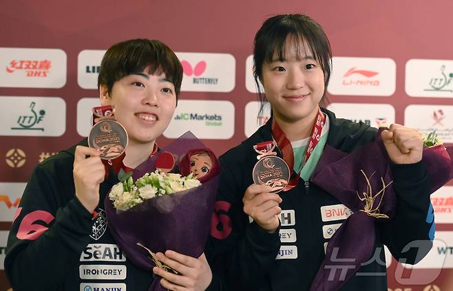 신유빈, 유한나가 25일 카타르 도하 루사일 아레나에서 열린 2025 국제탁구연맹(ITTF) 세계선수권대회 여자복식 시상식 후 동메달을 목에 건 후 포즈를 취하고 있다. 2025.5.26/뉴스1 ⓒ News1 사진공동취재단