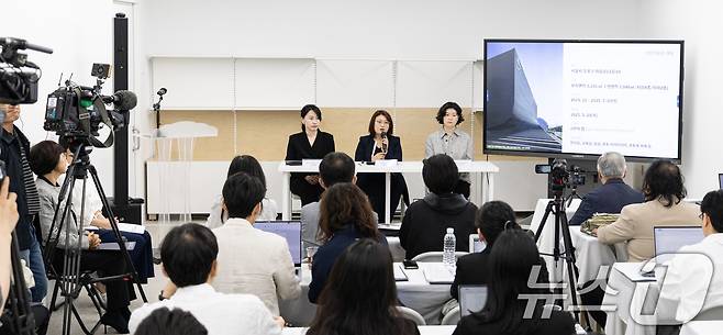 한정희 서울시립 사진미술관장이 28일 서울 도봉구 서울 시립 사진미술관에서 열린 기자간담회에서 인사말하고 있다. 2025.5.28/뉴스1 ⓒ News1 이승배 기자