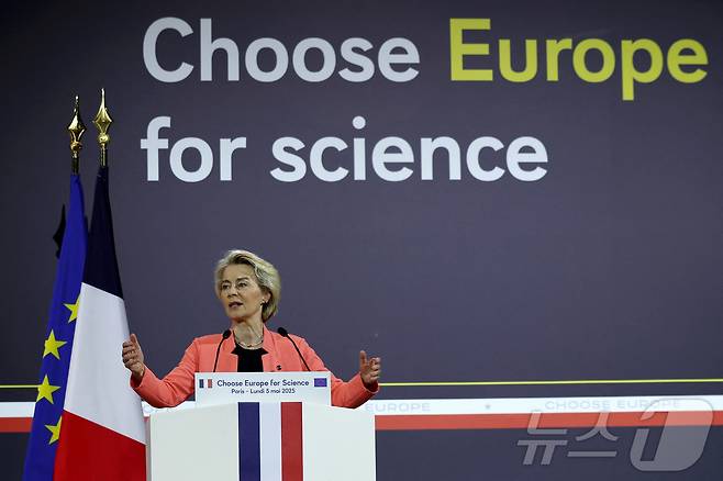 우르줄라 폰데어라이엔 유럽연합(EU) 집행위원장이 5일(현지시간) 프랑스 파리에서 열린 '과학을 위해 유럽을 선택하라'(Choose Europe for Science) 행사에서 연설하고 있다. 2025.05.05. ⓒ 로이터=뉴스1 ⓒ News1 이지예 객원기자