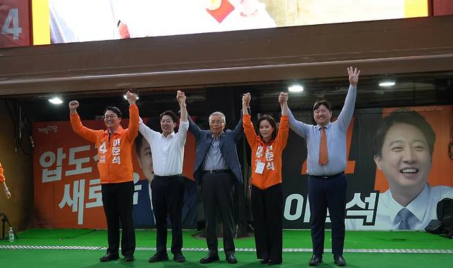 이준석 개혁신당 대통령 후보와 김종인 전 국민의힘 비상대책위원장이 28일 오후 서울 강남구 코엑스 앞에서 열린 퇴근길 유세 현장에서 지지자들에게 인사를 하고 있다. (개혁신당 제공) ⓒ 뉴스1