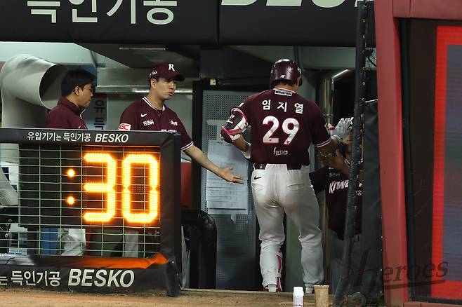 키움 히어로즈가 28일 열린 KBO리그 광주 KIA 타이거즈전에서 7-13으로 역전패했다. 팀 창단 후 최다 9연패 타이기록을 작성했고, KBO리그 월간 최다 21패 기록을 세웠다. (키움 히어로즈 제공)