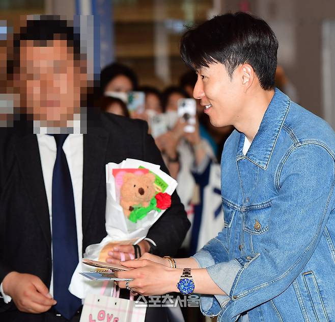 팬으로부터 선물을 받은 손흥민. 이주상기자 rainbow@sportsseoul.com