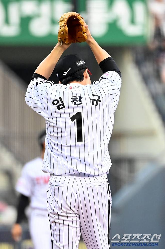 27일 잠실야구장에서 열린 한화와 LG의 경기, LG 임찬규가 2회초 한화 이진영의 타구를 잡아낸 중견수 박해민에 박수를 보내고 있다. 잠실=허상욱 기자wook@sportschosun.com/2025.05.27/