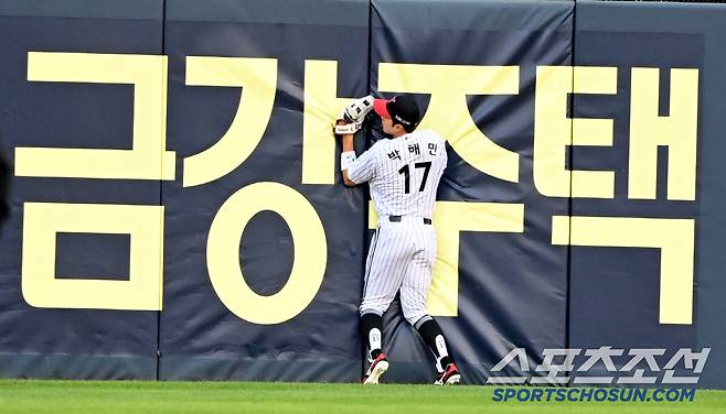 27일 잠실야구장에서 열린 한화와 LG의 경기, LG 중견수 박해민이 2회초 한화 이진영의 타구를 잡아내고 있다. 잠실=허상욱 기자wook@sportschosun.com/2025.05.27/