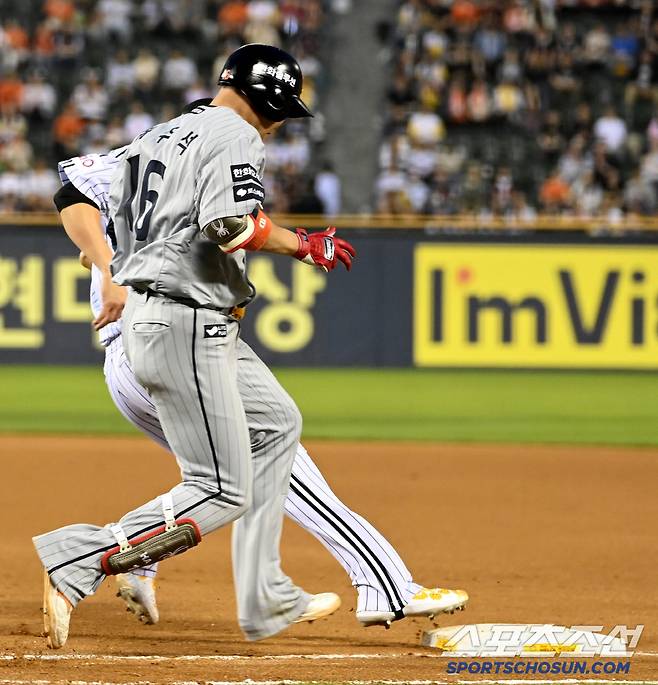 가속이 붙은 하주석과 박빙의 승부, 1루심의 판정은 세이프