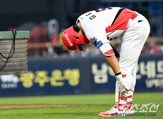 14일 광주KIA챔피언스필드에서 열린 롯데와 KIA의 경기, 3회말 1사 1,2루 KIA 김도영이 병살로 물러난 후 장비를 벗어내고 있다. 광주=허상욱 기자wook@sportschosun.com/2025.05.14/
