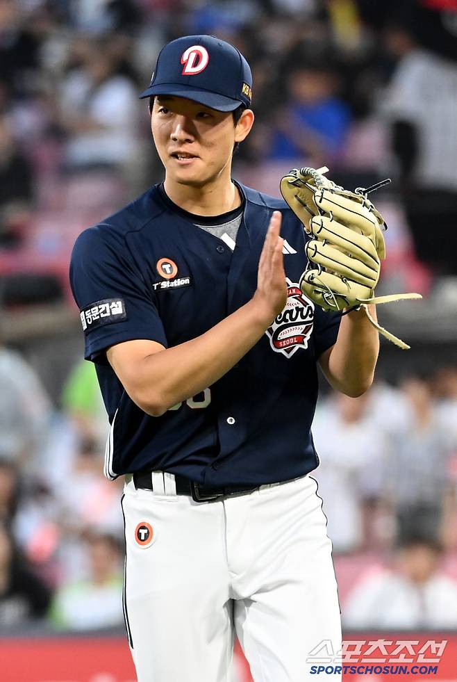 28일 수원KT위즈파크에서 열린 두산과 KT의 경기, 4회말 투구를 무실점으로 마친 두산 최민석이 더그아웃으로 향하고 있다. 수원=허상욱 기자wook@sportschosun.com/2025.05.28/