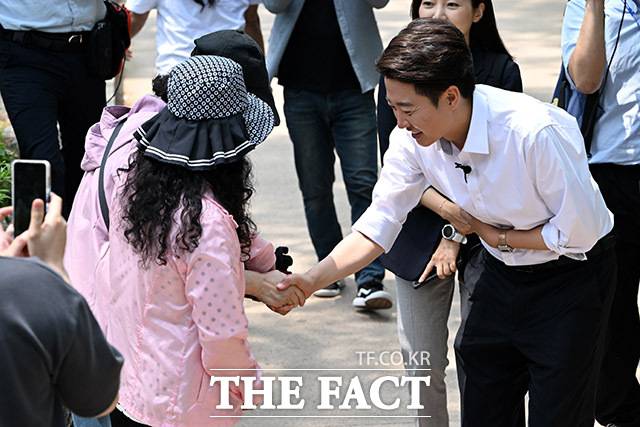 이준석 개혁신당 대선 후보가 여성혐오 발언을 두고 "원문 발언이 셌기 때문에 순화시켜도 셀 수 밖에 없었다"고 해명했다. 이 후보가 28일 오후 서울 영등포구 여의도공원에서 산책유세를 하며 지지를 호소하고 있다. /남용희