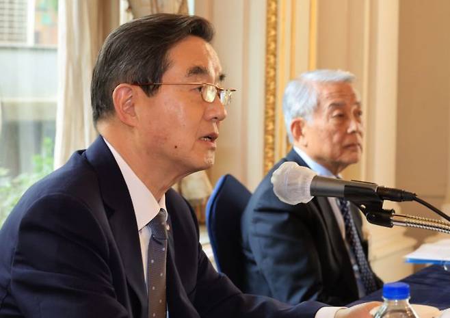 김윤 한일경제협회 회장(왼쪽)이 28일 서울 시내 한 호텔에서 열린 제57회 한일경제인회의 공동성명 채택 기자회견에서 발언하고 있다. 오른쪽은 아소 유타카 일한경제협회 부회장. 연합뉴스
