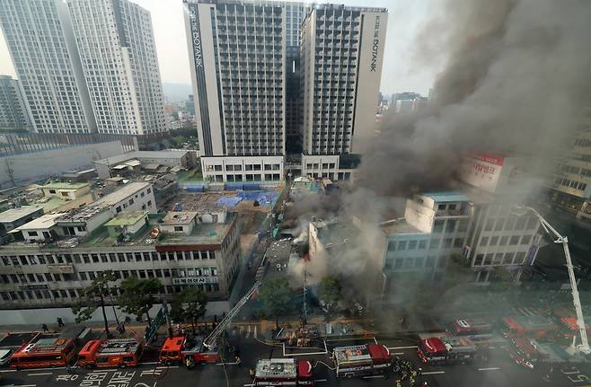 28일 오후 서울 중구 을지로 세운대림상가 인근의 한 건물에서 화재가 발생해 소방대원들이 화재 진압을 하고 있다. /뉴시스