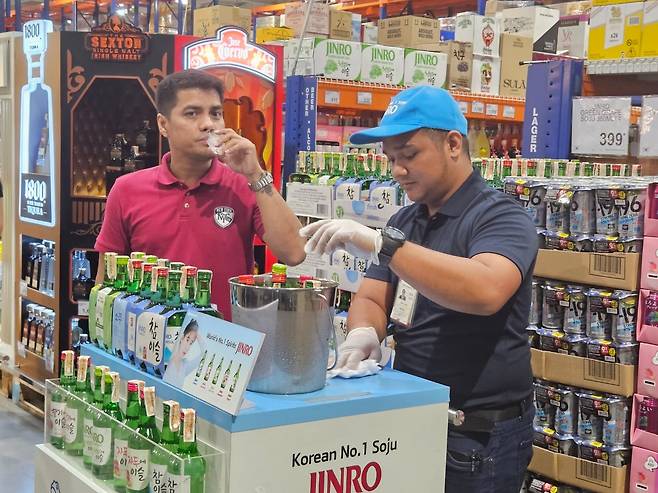 회원제마트인 S&R클럽에서 진로가 시음 행사가 열리고 있다. 필리핀 소비자는 시음 직후 "소주는 맛이 깔끔해서 즐기는 편"이라고 했다./연지연 기자