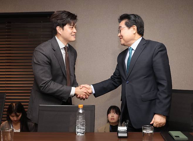 국민의힘 김용태 비상대책위원장과 새미래민주당 전병헌 대표가 20일 서울 여의도 켄싱턴호텔에서 만나 악수하고 있다. /연합뉴스