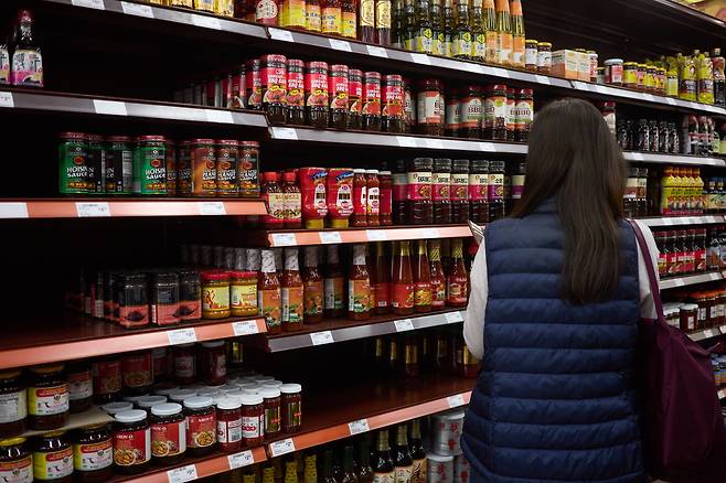 8일 미국 로스앤젤레스의 한 대형마트에서 한 소비자가 가공식품을 살펴보고 있다. /연합뉴스
