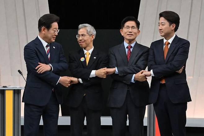 27일 오후 서울 마포구 상암동 MBC 스튜디오에서 열린 중앙선거방송토론위원회 주관 21대 대선 3차 후보 토론 시작에 앞서 각 정당 대선후보들이 기념촬영을 하고 있다. 왼쪽부터 이재명 더불어민주당, 권영국 민주노동당, 김문수 국민의힘, 이준석 개혁신당 대선 후보 ⓒ뉴시스