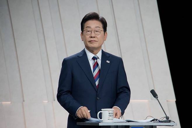 이재명 더불어민주당 대선 후보가 27일 오후 서울 마포구 상암동 MBC 스튜디오에서 열린 중앙선거방송토론위원회 주관 21대 대선 3차 후보 토론 준비를 하고 있다. ⓒ뉴시스